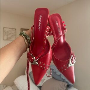 Pointed Heel With Buckle In Red